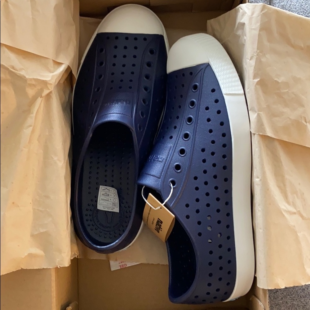 Native Jefferson shoes size J4
